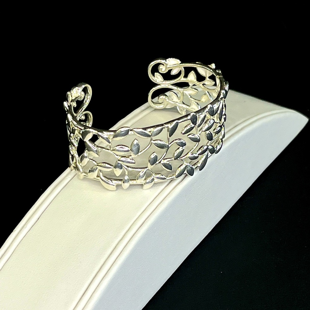 Paloma Picasso
Olive Leaf Cuff  Tiffany&CO.
